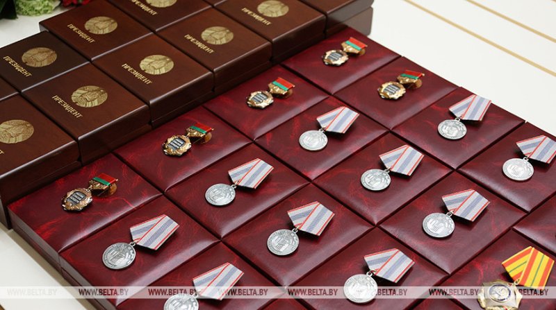 Вами гордится страна Александр Лукашенко вручил награды заслуженным аграриям Беларуси